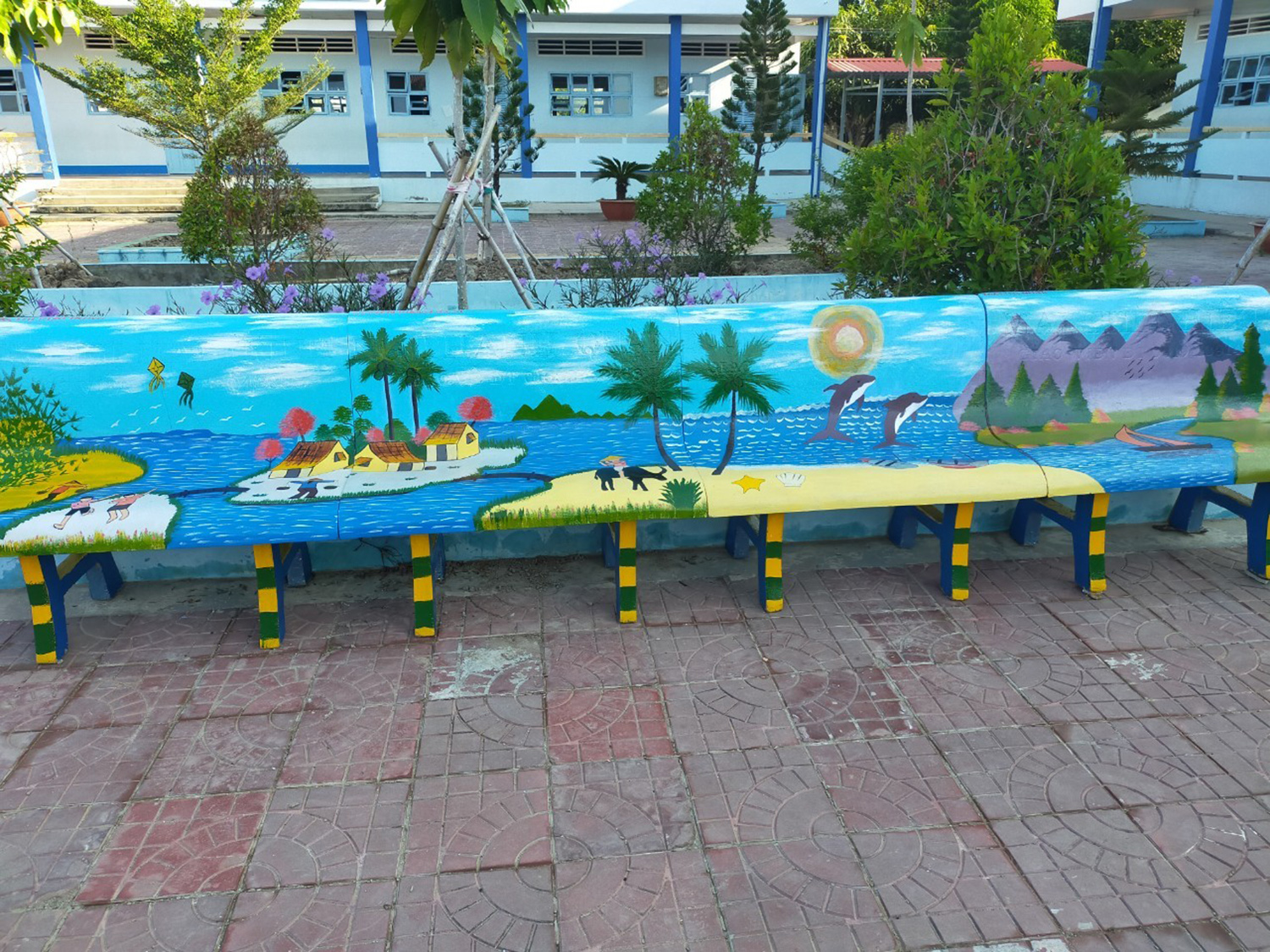 Trường thêm đẹp nhờ vẽ tranh trên ghế đá